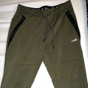 SOLD — American Eagle Joggers (medium)